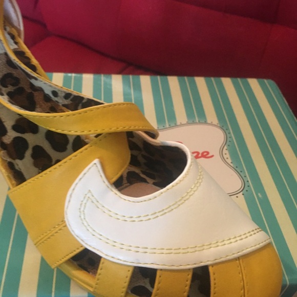 Bettie Page Angie Vintage Pumps - Picture 8 of 8